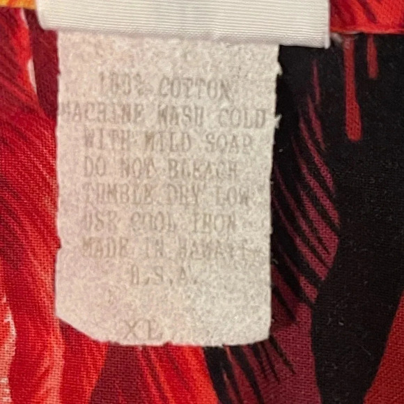 VINTAGE Hawaiian Button Up Shirt. Made in Hawaii.
Size: XL - Picture 8 of 9